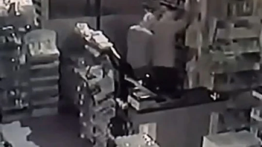 Kaşla göz arasında 17 bin TL nakit ve 50 bin TL değerinde sigara çaldılar