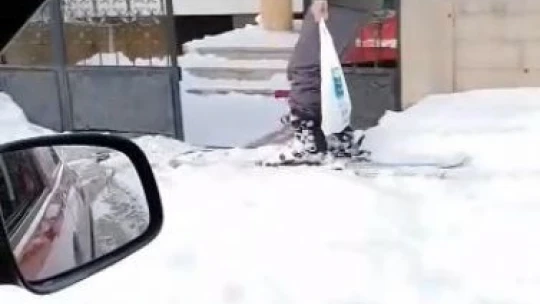 Kayak takımlarına atlayıp alışverişe çıktı