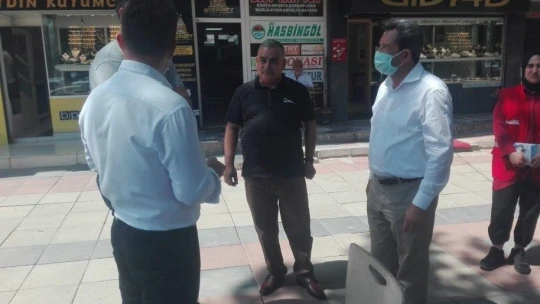 Kaymakam Karaloğlu, vatandaşları aşı olmaları için ikna ediyor