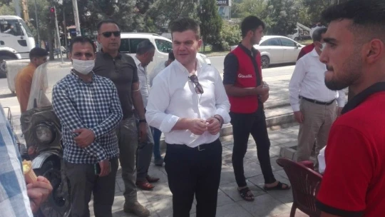 Kaymakam Karaloğlu, vatandaşları aşı olmaları için ikna ediyor