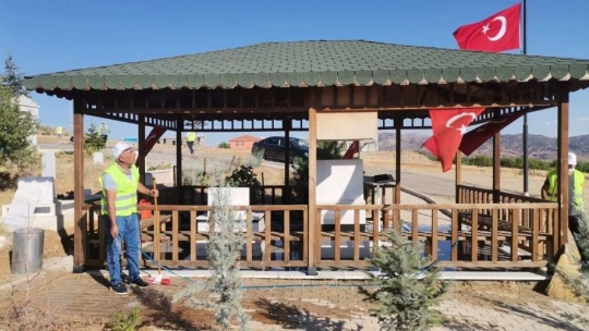 Kaymakam Yılmaz, şehit Fethi Sekin'in kabrini temizledi