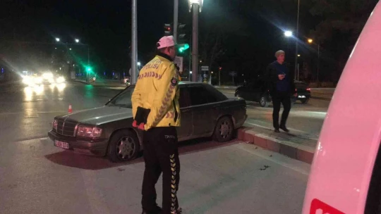 Kaza yaptı, aracı bırakıp kaçtı