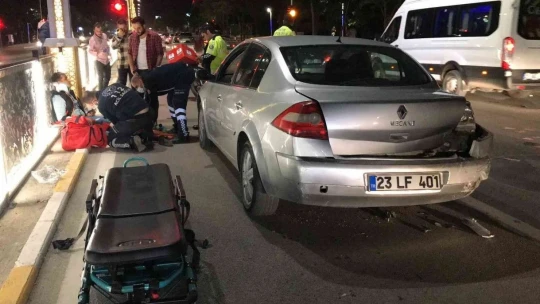Kazaya bakarken kaza yapan motosikletli kurye yaralandı