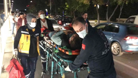 Kazaya bakarken kaza yapan motosikletli kurye yaralandı