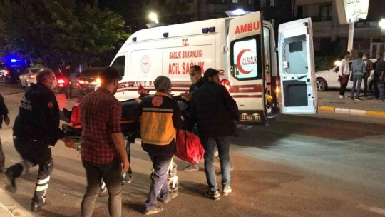 Kazaya bakarken kaza yapan motosikletli kurye yaralandı