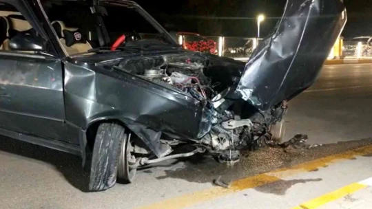Kazaya bakarken kaza yapan motosikletli kurye yaralandı