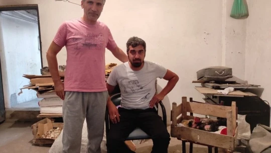 Kesmek için aldığı horoz kuluçkaya yattı, görenler gözlerine inanamadı