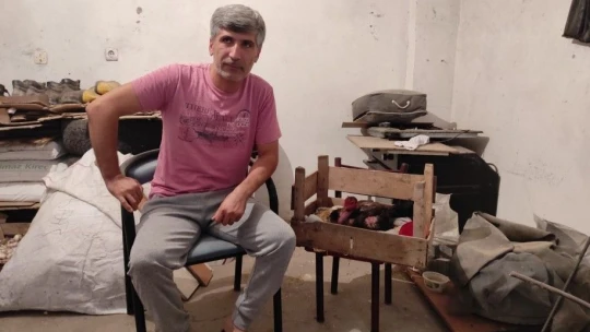 Kesmek için aldığı horoz kuluçkaya yattı, görenler gözlerine inanamadı