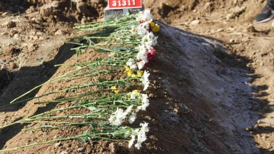 Kimsesizler mezarlığına gömülmüştü, Elazığlılar engelli kızın 'kimsesi' oldu