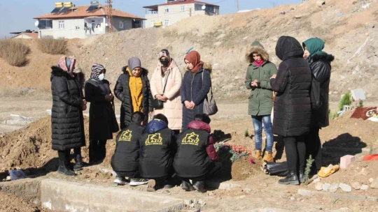 Kimsesizler mezarlığına gömülmüştü, Elazığlılar engelli kızın 'kimsesi' oldu