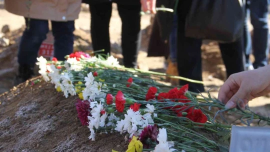 Kimsesizler mezarlığına gömülmüştü, Elazığlılar engelli kızın 'kimsesi' oldu