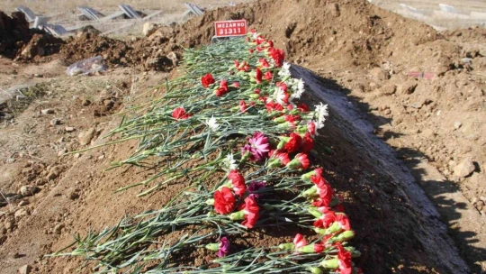 Kimsesizler mezarlığına gömülmüştü, Elazığlılar engelli kızın 'kimsesi' oldu