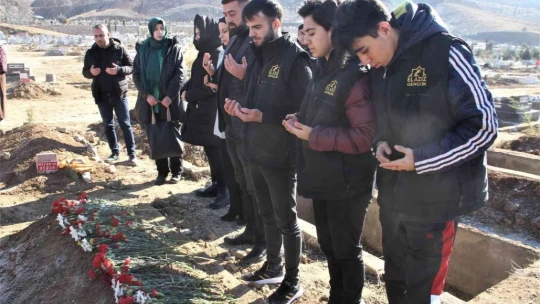 Kimsesizler mezarlığına gömülmüştü, Elazığlılar engelli kızın 'kimsesi' oldu