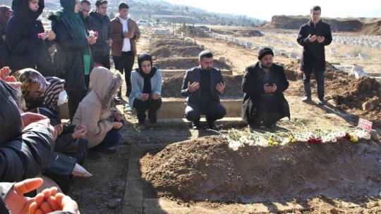 Kimsesizler mezarlığına gömülmüştü, Elazığlılar engelli kızın 'kimsesi' oldu