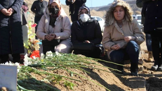 Kimsesizler mezarlığına gömülmüştü, Elazığlılar engelli kızın 'kimsesi' oldu