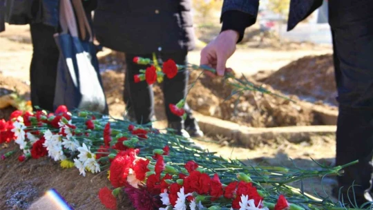 Kimsesizler mezarlığına gömülmüştü, Elazığlılar engelli kızın 'kimsesi' oldu