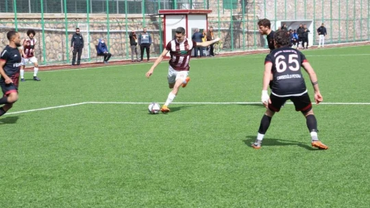 Kırmızı karta sinirlenip, takımı sahadan çektiler