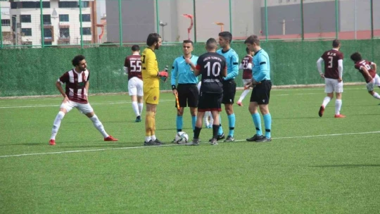 Kırmızı karta sinirlenip, takımı sahadan çektiler