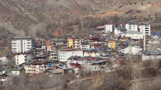 Kış aylarında 3 metre kar yağan ilçede yaz havası