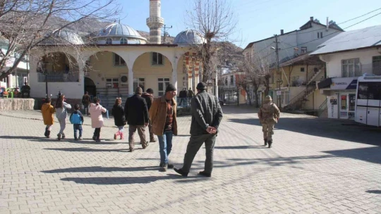 Kış aylarında 3 metre kar yağan ilçede yaz havası