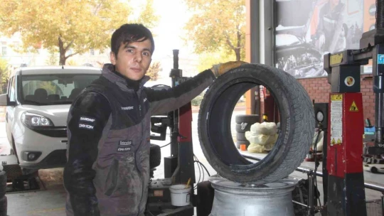 Kış lastiği zorunluğu başladı, ceza yemek istemeyen sürücüler lastikçilere akın etti