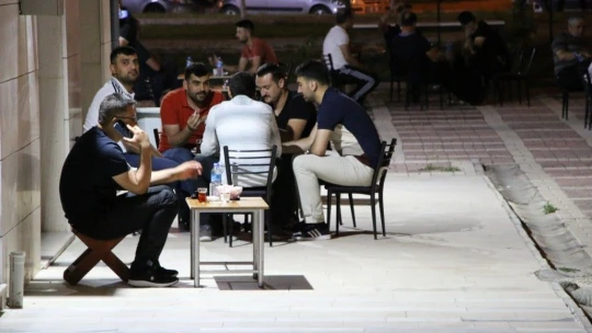 Kısıtlamaların kalktığı ilk akşamda vatandaşlar sokakları doldurdu