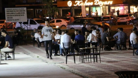 Kısıtlamaların kalktığı ilk akşamda vatandaşlar sokakları doldurdu