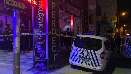 Kız arkadaşıyla tartışan şahıs, önce silahla etrafa ateş etti ardından kafasına silahı dayadı