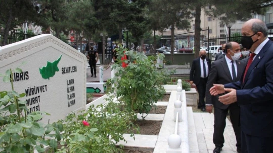 KKTC Cumhurbaşkanı Tatar, Nihat ilhan ile ailesinin kabirleri ziyaret etti