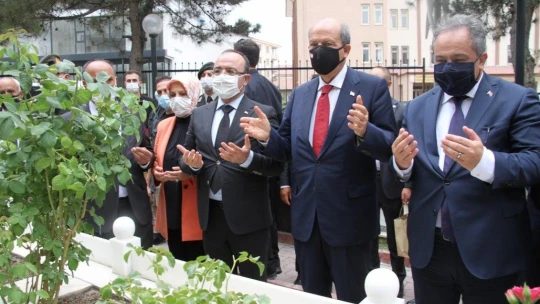 KKTC Cumhurbaşkanı Tatar, Nihat ilhan ile ailesinin kabirleri ziyaret etti
