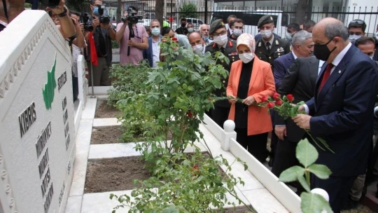 KKTC Cumhurbaşkanı Tatar, Nihat ilhan ile ailesinin kabirleri ziyaret etti