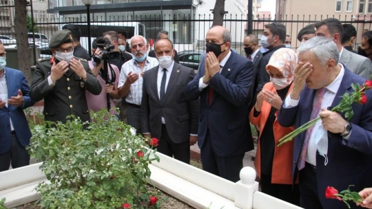 KKTC Cumhurbaşkanı Tatar, Nihat ilhan ile ailesinin kabirleri ziyaret etti