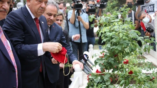 KKTC Cumhurbaşkanı Tatar, Nihat ilhan ile ailesinin kabirleri ziyaret etti
