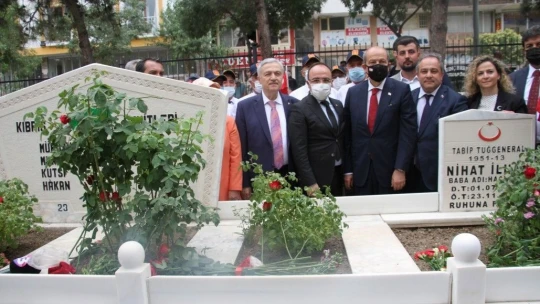 KKTC Cumhurbaşkanı Tatar, Nihat ilhan ile ailesinin kabirleri ziyaret etti