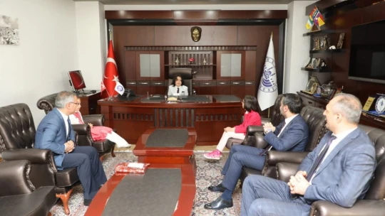 Koltuğa oturdu ilk hedefi Elazığ'ı büyükşehir yapmak oldu