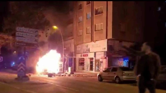 Kontağın çevrilmesiyle transit bir anda patlayıp alev topuna döndü: 1 yaralı