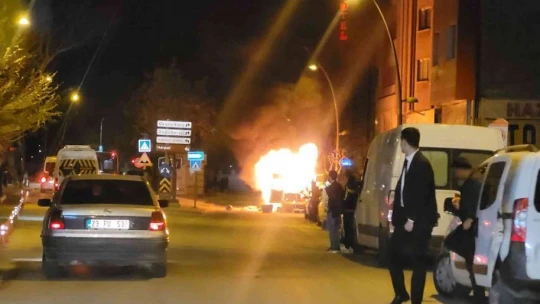 Kontağın çevrilmesiyle transit bir anda patlayıp alev topuna döndü: 1 yaralı