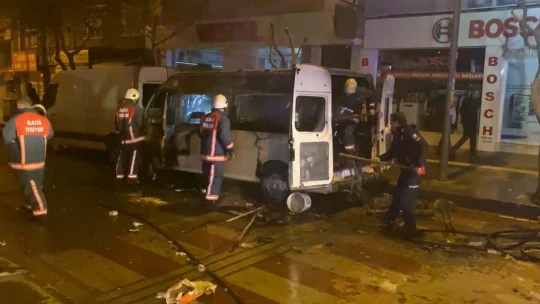 Kontağın çevrilmesiyle transit bir anda patlayıp alev topuna döndü: 1 yaralı