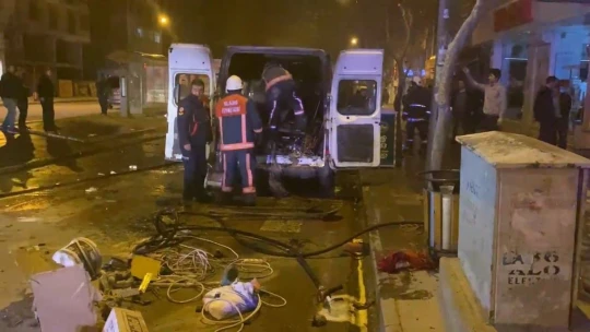 Kontağın çevrilmesiyle transit bir anda patlayıp alev topuna döndü: 1 yaralı
