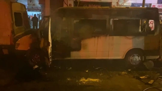 Kontağın çevrilmesiyle transit bir anda patlayıp alev topuna döndü: 1 yaralı