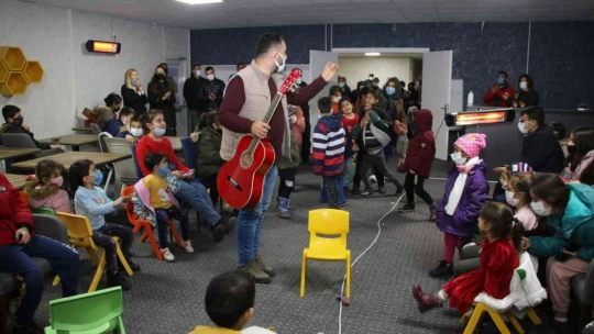 Konteyner kentteki çocuklar için yapılan kütüphane hizmete açıldı