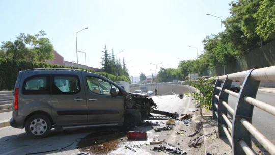 Direği Söküp Karşı Şeritte Araca Çarptı: 1'i ağır 2 yaralı