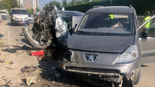 Direği Söküp Karşı Şeritte Araca Çarptı: 1'i ağır 2 yaralı