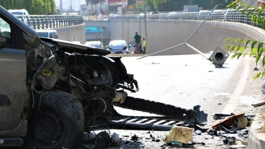 Direği Söküp Karşı Şeritte Araca Çarptı: 1'i ağır 2 yaralı