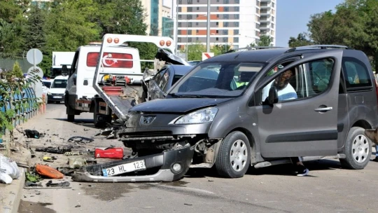 Direği Söküp Karşı Şeritte Araca Çarptı: 1'i ağır 2 yaralı