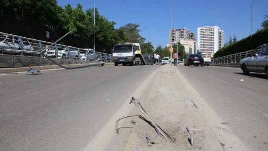 Direği Söküp Karşı Şeritte Araca Çarptı: 1'i ağır 2 yaralı