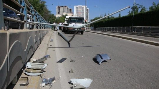 Direği Söküp Karşı Şeritte Araca Çarptı: 1'i ağır 2 yaralı
