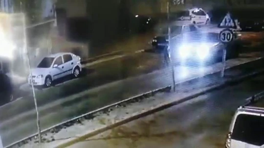 Köpek havlamasından korktu, kaçarken araba çarptı