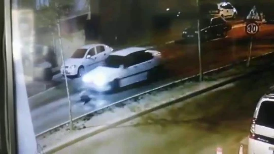 Köpek havlamasından korktu, kaçarken araba çarptı