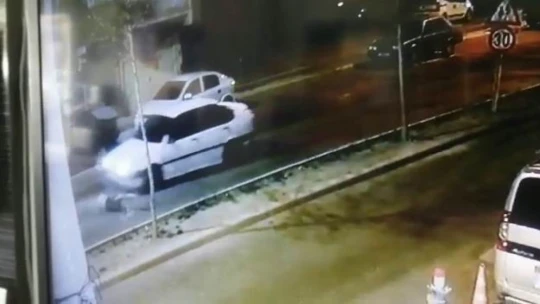 Köpek havlamasından korktu, kaçarken araba çarptı